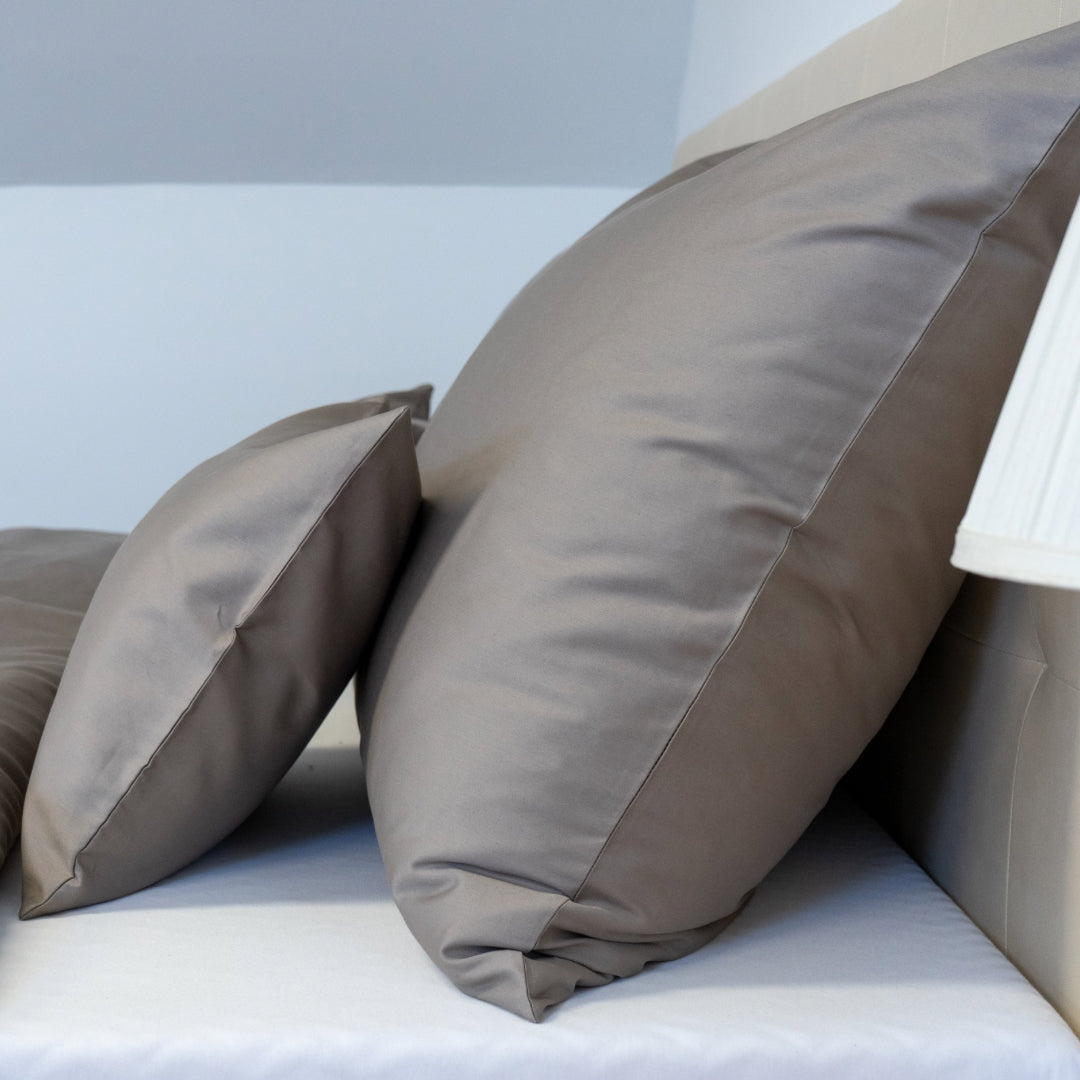 Bettwäsche aus taupefarbenem Satin – raffinierte Eleganz